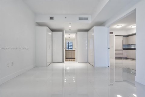 Condominio en alquiler en Miami, Florida, 1 dormitorio, 70.51 m2 № 1950950 - foto 6