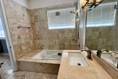 Купить виллу или дом в Майами, Флорида 3 спальни, 139.17м2, № 2025693 - фото 19