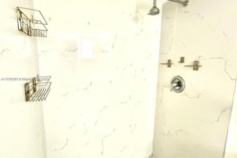Copropriété à louer à Miami, Floride: 2 chambres, 107.4 m2 № 1966444 - photo 13