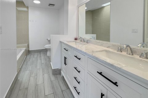 Купить кондоминиум в Норт-Лодердейл, Флорида 2 спальни, 142.14м2, № 2016022 - фото 12