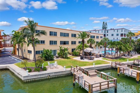 Condo in Saint Petersburg, Florida, 2 bedrooms  № 1918571 - photo 9