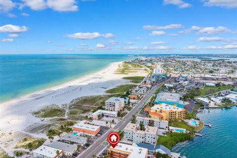 Condo in Saint Petersburg, Florida, 2 bedrooms  № 1918571 - photo 1