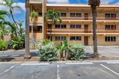 Condo in Saint Petersburg, Florida, 2 bedrooms  № 1918571 - photo 6