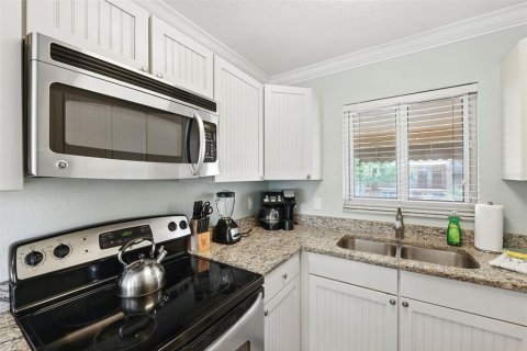 Condo in Saint Petersburg, Florida, 2 bedrooms  № 1918571 - photo 17
