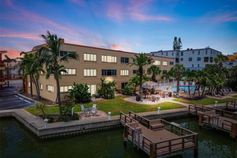 Condo in Saint Petersburg, Florida, 2 bedrooms  № 1918571 - photo 7
