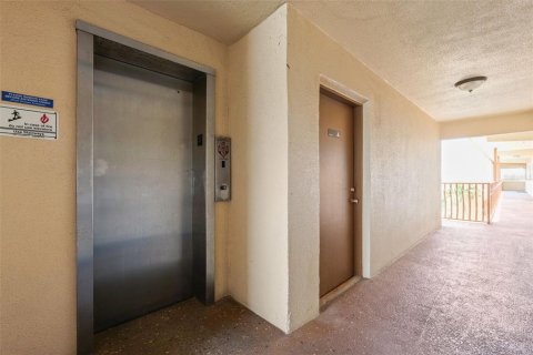 Condo in Saint Petersburg, Florida, 2 bedrooms  № 1918571 - photo 28