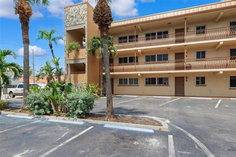 Condo in Saint Petersburg, Florida, 2 bedrooms  № 1918571 - photo 8