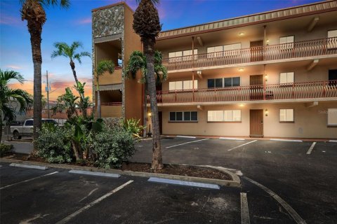 Condo in Saint Petersburg, Florida, 2 bedrooms  № 1918571 - photo 4