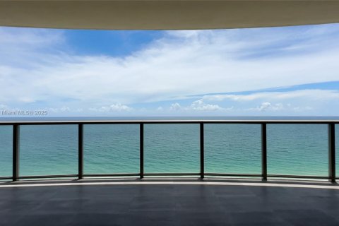 Copropriété à vendre à Bal Harbour, Floride: 3 chambres, 252.79 m2 № 1965079 - photo 4