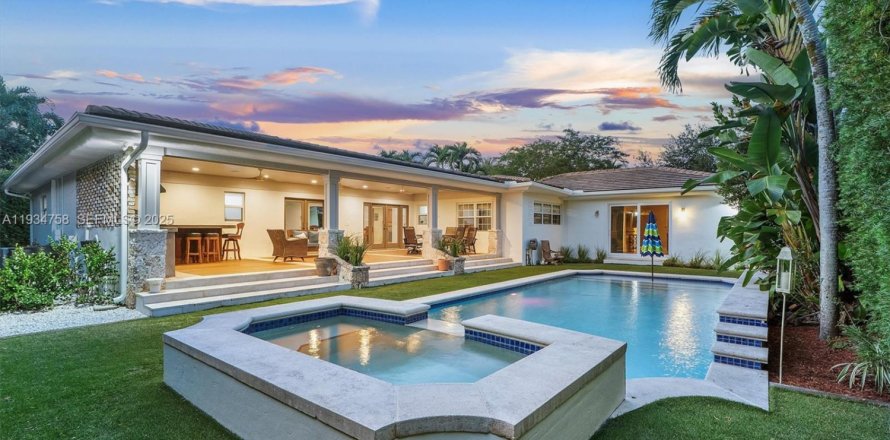 Villa ou maison à Miami Shores, Floride 5 chambres, 257.34 m2 № 1993459