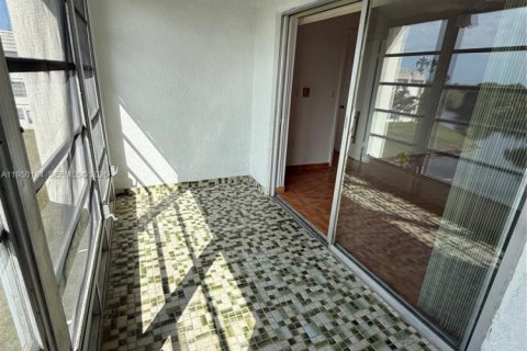 Снять в аренду кондоминиум в Санрайз, Флорида 2 спальни, 78.97м2, № 2005770 - фото 18