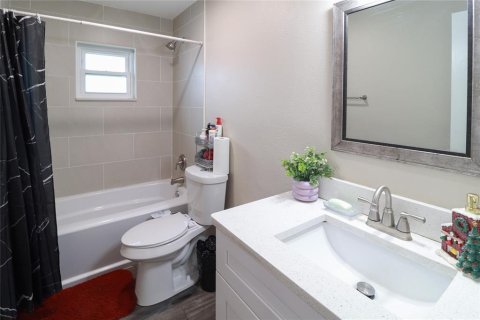 House in Casselberry, Florida 4 bedrooms, 166.67 sq.m. № 2393953 - photo 18
