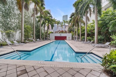 Condominio en alquiler en Miami, Florida, 2 dormitorios, 107.12 m2 № 2055614 - foto 1