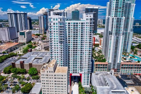 Condominio en alquiler en Miami, Florida, 2 dormitorios, 107.12 m2 № 2055614 - foto 3