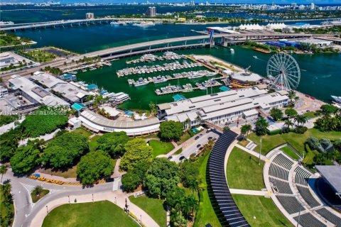 Condominio en alquiler en Miami, Florida, 2 dormitorios, 107.12 m2 № 2055614 - foto 7