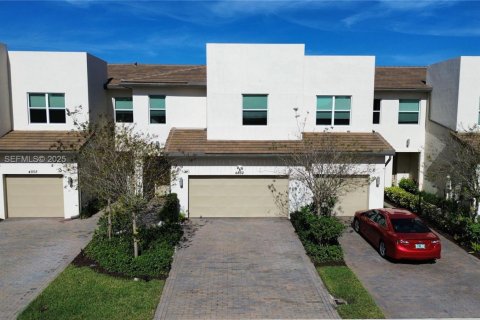 Townhouse in Lake Worth, Florida 3 bedrooms, 179.39 sq.m. № 1989265 - photo 2