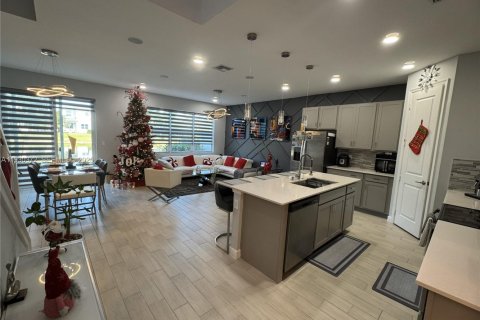 Townhouse in Lake Worth, Florida 3 bedrooms, 179.39 sq.m. № 1989265 - photo 11