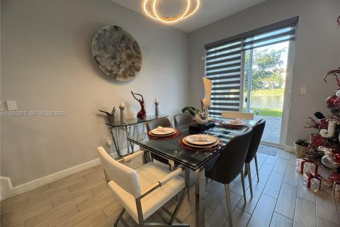 Townhouse in Lake Worth, Florida 3 bedrooms, 179.39 sq.m. № 1989265 - photo 18