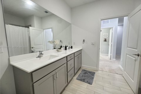 Townhouse in Lake Worth, Florida 3 bedrooms, 179.39 sq.m. № 1989265 - photo 27