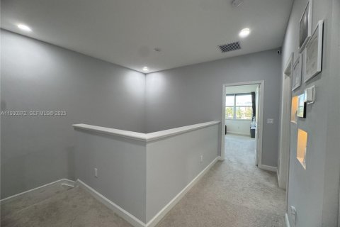 Townhouse in Lake Worth, Florida 3 bedrooms, 179.39 sq.m. № 1989265 - photo 28