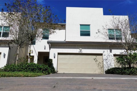 Townhouse in Lake Worth, Florida 3 bedrooms, 179.39 sq.m. № 1989265 - photo 6