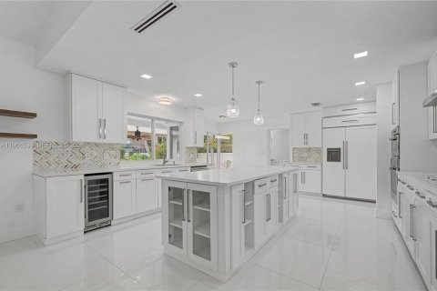 House in Miami Lakes, Florida 5 bedrooms, 306.48 sq.m. № 2031942 - photo 8