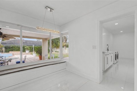 House in Miami Lakes, Florida 5 bedrooms, 306.48 sq.m. № 2031942 - photo 11