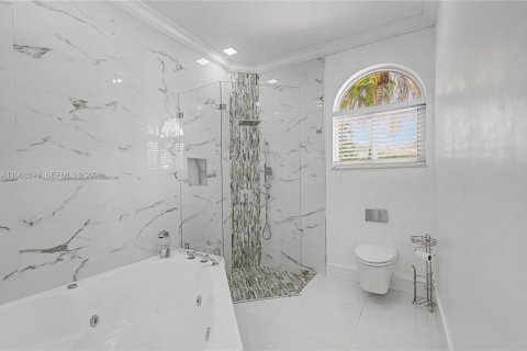 House in Miami Lakes, Florida 5 bedrooms, 306.48 sq.m. № 2031942 - photo 24