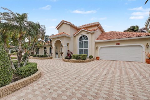House in Miami Lakes, Florida 5 bedrooms, 306.48 sq.m. № 2031942 - photo 3