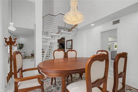 House in Miami Lakes, Florida 5 bedrooms, 306.48 sq.m. № 2031942 - photo 15