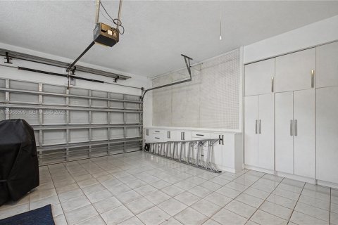 House in Miami Lakes, Florida 5 bedrooms, 306.48 sq.m. № 2031942 - photo 13