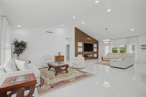 House in Miami Lakes, Florida 5 bedrooms, 306.48 sq.m. № 2031942 - photo 5