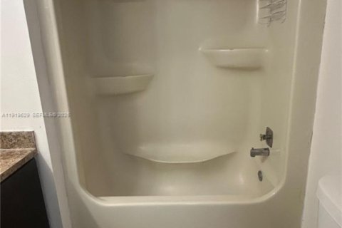 Copropriété à louer à Miami, Floride: 2 chambres, 72 m2 № 1974818 - photo 11