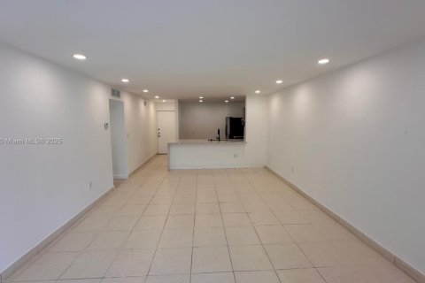 Condo in North Miami, Florida, 2 bedrooms  № 1836830 - photo 8