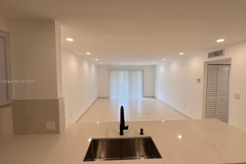 Condo in North Miami, Florida, 2 bedrooms  № 1836830 - photo 5