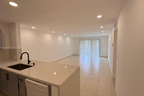Condo in North Miami, Florida, 2 bedrooms  № 1836830 - photo 1
