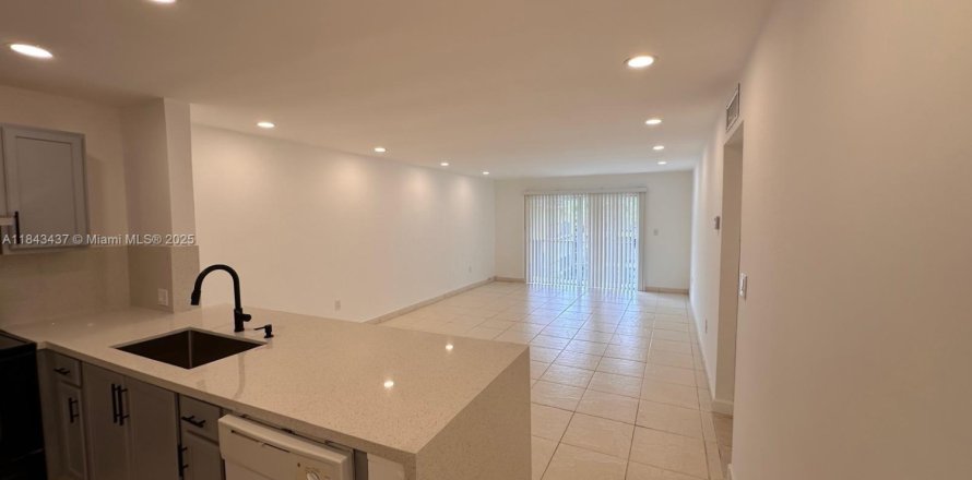 Condo in North Miami, Florida, 2 bedrooms  № 1836830