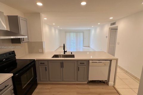 Condo in North Miami, Florida, 2 bedrooms  № 1836830 - photo 12
