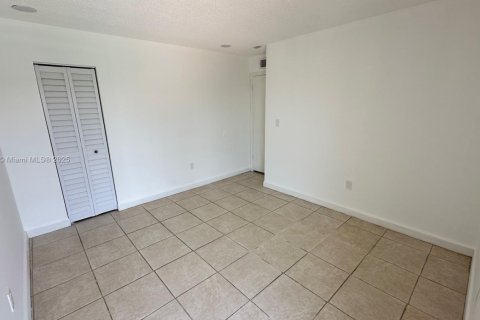 Condo in North Miami, Florida, 2 bedrooms  № 1836830 - photo 4