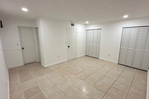 Condo in North Miami, Florida, 2 bedrooms  № 1836830 - photo 3