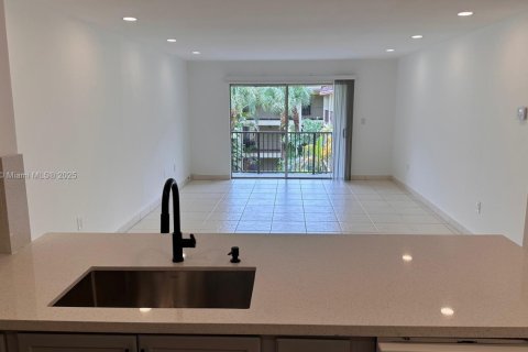 Condo in North Miami, Florida, 2 bedrooms  № 1836830 - photo 2
