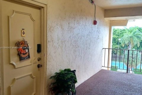 Condominio en venta en North Miami, Florida, 2 dormitorios, 97.18 m2 № 1836830 - foto 19