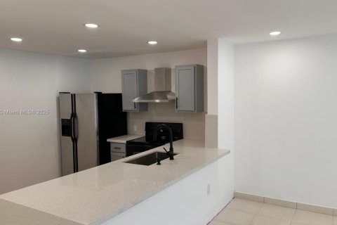 Condo in North Miami, Florida, 2 bedrooms  № 1836830 - photo 9