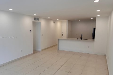 Condo in North Miami, Florida, 2 bedrooms  № 1836830 - photo 7