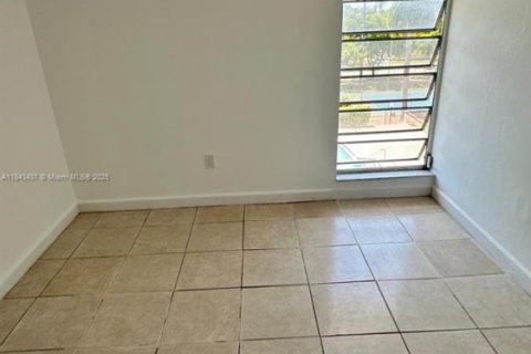 Condo in North Miami, Florida, 2 bedrooms  № 1836830 - photo 6