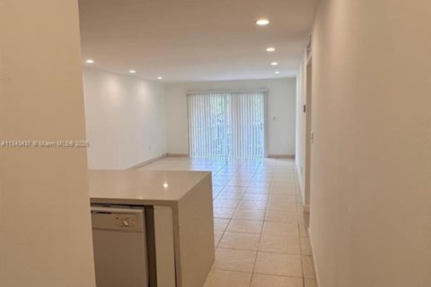 Condo in North Miami, Florida, 2 bedrooms  № 1836830 - photo 11