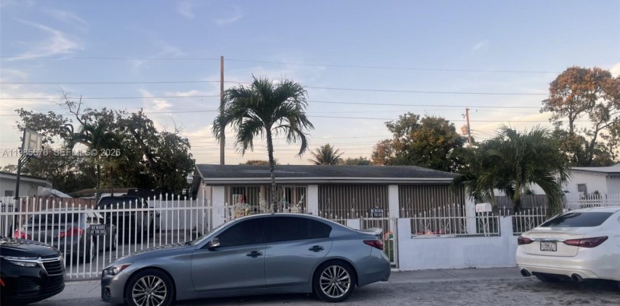 Дом в Майами, Флорида 3 спальни, 87.7м2 № 2048138