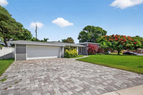 Casa en venta en Deerfield Beach, Florida, 3 dormitorios, 124.95 m2 № 1927740 - foto 1