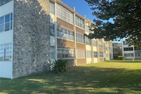 Copropriété à vendre à Miami, Floride: 2 chambres, 90.58 m2 № 2044826 - photo 27