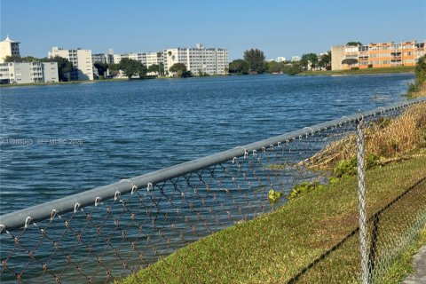 Copropriété à vendre à Miami, Floride: 2 chambres, 90.58 m2 № 2044826 - photo 25